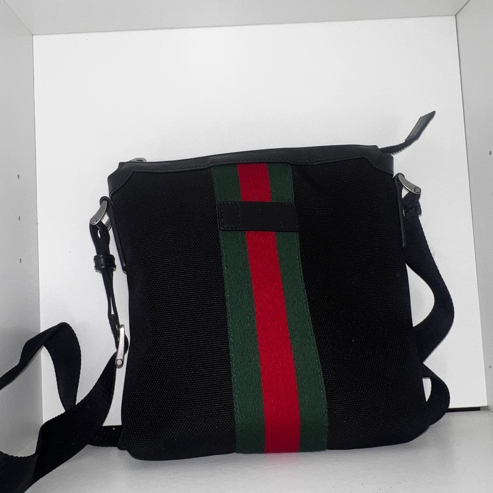 AUTHENTIC - Gucci Techno Canvas Messenger Crossbody Shoulder Bag Stripe